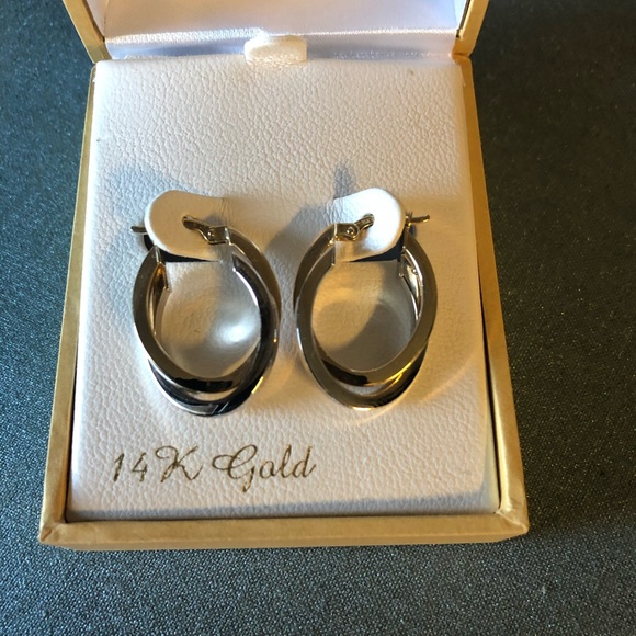 Overlapping Oval Hoop Earrings in 14K 2-Tone Gold Fine Jewelry New - Picture 9 of 10